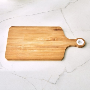 Planche à découper en bois naturel écologique avec poignée intégrée et trou de suspension, compatible lave-vaisselle - REHMAN CRAFT - Product Image 3