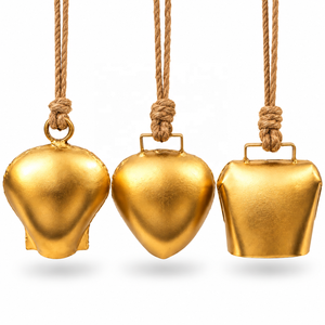 Trio de clochettes en métal doré sculpté avec des suspendoirs en corde de jute rustique et des silhouettes distinctives en forme de cœur et de formes géométriques - Product Image 1