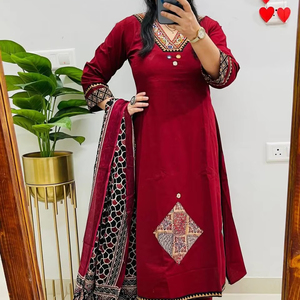Ensemble ethnique trois pièces pour femme en rayonne slub avec appliques, comprenant un haut, un pantalon et un dupatta en mousseline, entièrement cousu, tenue traditionnelle - Product Image 1