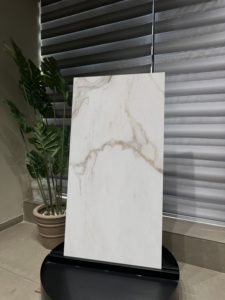กระเบื้องพอร์เซลีน Calacatta Aureo พรีเมียม |   ความงามของหินอ่อนสีขาวทองที่งดงาม |   กระเบื้องปูพื้นภายในบ้านหรูหรา ขนาด 600x1200 - Product Image 1