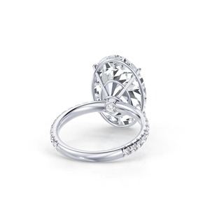 Bague de fiançailles solitaire en or blanc 9 carats avec diamant ovale de 1,35 carat cultivé en laboratoire et bande pavée de diamants - Product Image 3