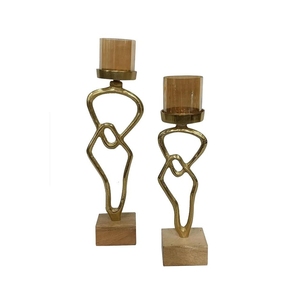 Juego de 2 Portavelas Abstractos Dorados con Base de Madera, Candelabros de Vidrio Ámbar, Centro de Mesa - Product Image 1