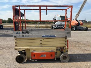 รถยกไฮดรอลิกแบบกรรไกรไฟฟ้า JLG 2630ES รุ่นใหม่ ความสูงสูงสุด 14 เมตร รับน้ำหนักได้ 1000 กิโลกรัม แพลตฟอร์มทำงานยกสูงแบบเคลื่อนที่ได้ ทำจากอะลูมิเนียม - Product Image 5