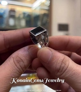 Bague signet pour homme en argent sterling avec onyx noir – Design moderne et audacieux - Product Image 2