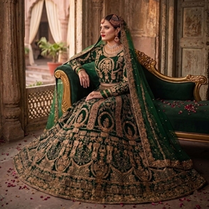 Conjunto de Lehenga Choli de terciopelo real con bordado elaborado, Dori decorativo, trabajo de diamantes y dupatta de malla de Royal Export - Product Image 2