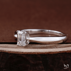 Anillo de compromiso elegante con diamante esmeralda cultivado en laboratorio de 0.5 quilates, engaste de tallo pellizcado en oro blanco de 10K - Product Image 2