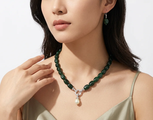 Elegante Conjunto de Collar con Colgante de Piedras Preciosas Verdes y Detalles de Perlas Blancas, Collar en Tono Plateado y Pendientes a Juego para Mujer - Product Image 2