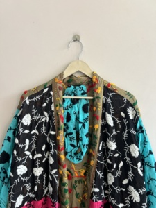 Lote al por mayor de kimonos indios bordados a mano estilo boho Phulkari, chaquetas de lujo para estar en casa. - Product Image 6