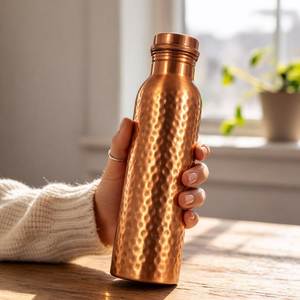Botella de cobre diseñada para una sensación refrescante al beber, que mejora la hidratación diaria con una experiencia de tacto frío natural. - Product Image 3