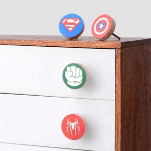 Poignées de tiroir pour enfants en bois de pin contemporain, durables, motif Spiderman, rouges, rondes, faciles à installer, vente en gros - Product Image 4
