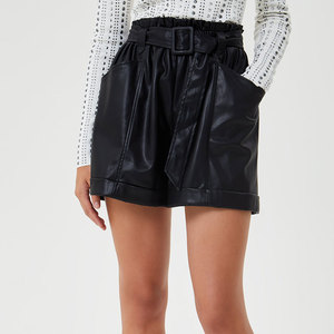 Shorts Casuales Ajustados de Diseño Moderno para Mujer, Shorts de Cuero con Logotipo Personalizado Impreso, Shorts de Color Sólido para Mujer con Cinturón - Product Image 1