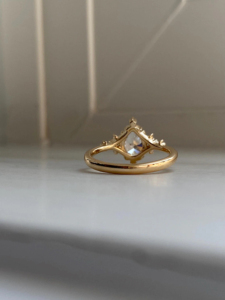Anillo de Diamantes con Corte de Pera y Diamantes Laterales en Oro Blanco, Elegante Anillo de Compromiso con Halo para Mujer, Joyería Nupcial de Lujo - Product Image 4