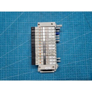 Conjunto de Válvulas Solenoides Neumáticas SMC VQ1100Y-5 + VQ1200Y-5, Usadas como Piezas de Repuesto para Equipos Legacy Semiconductor - Product Image 3