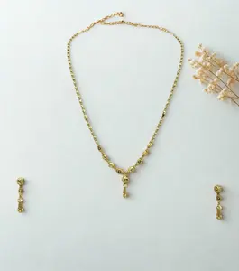 Magnifique ensemble collier et boucles d'oreilles plaqué or 22 carats avec pendentif à trois niveaux texturé en perles d'or pour femme - Product Image 3