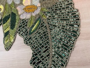 Chemin de table perlé fait main en tissu, motif floral bohème, forme irrégulière, vert et blanc, tapis décoratif - Product Image 4