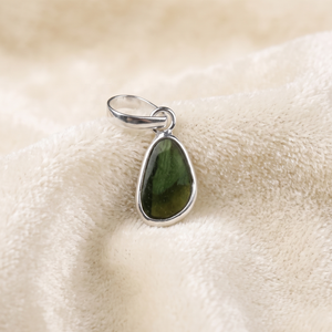 จี้เงินแท้ 925 ประดับทัวร์มาลีนสีเขียวทรงอิสระจากธรรมชาติ ขายส่งโดย Memoria Jewels - Product Image 6