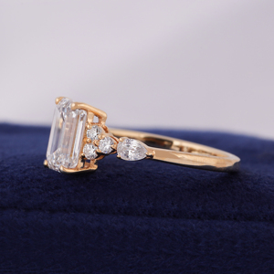 Anillo de compromiso con diamante cultivado en laboratorio de 2 quilates con corte esmeralda y piedras laterales en racimo - Product Image 3