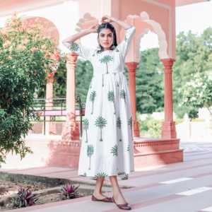 เดรสทรงเอเอวสูงพิมพ์ลายต้นไม้สีขาว - Product Image 1