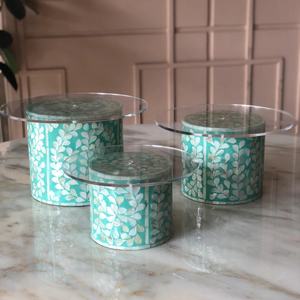 Splendide support à gâteau en nacre, avec des assiettes cylindriques à plusieurs niveaux en coquillages aquatiques et verre, idéal pour l'hôtellerie de luxe. - Product Image 3