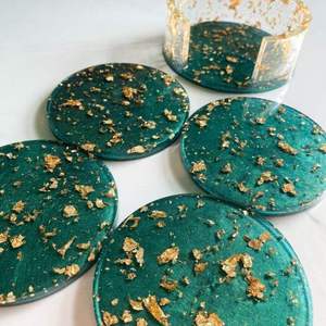 Sous-verres ronds en résine époxy violette écologiques et non toxiques faits à la main avec une ligne de paillettes dorées - Product Image 6