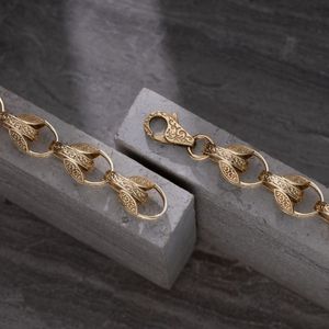Bracelet à maillons ovales orné doré avec gravure filigranée complexe et fermoir mousqueton décoratif - Product Image 3