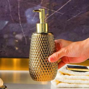 Elegante Juego de Baño de Diseño con Acabado Dorado, Perfecto para un Baño Lujoso, Decoración de Baño de Lujo y Cuidado Personal - Product Image 2