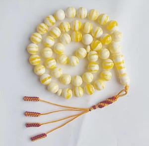 Chapelet religieux artisanal de luxe en résine jaune et blanche, perles rondes avec motif géométrique poli pour la prière islamique - Product Image 1
