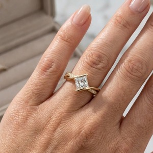 Bague de fiançailles en or jaune 14K/18K avec diamant taille princesse, bande torsadée croisée unique, bague de mariage solitaire pour femme - Product Image 5