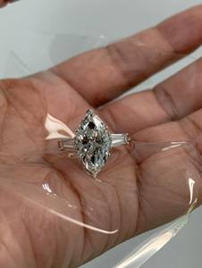 Anillo de Diamante Cultivado en Laboratorio con Corte Marquise de 4 Quilates, con Piedras Laterales en Forma de Baguette, Anillo de Tres Piedras, Certificado IGI - Product Image 6