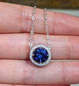 จี้แซฟไฟร์สีน้ำเงินทรงรัศมี สร้อยคอเงินแท้ชุบทอง 10K รับรองโดย IGI เครื่องประดับเจ้าสาวแฟชั่นสำหรับผู้หญิง ของขวัญสุดหรู - Product Image 5