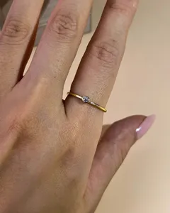 แหวนเพชรแล็บทรงกลมขนาด 3 มม. ประดับขอบแบบ Bezel Set วงแหวนแบบ Petite Stacking Band ทองคำ 14K สีเหลือง ของขวัญวันครบรอบ - Product Image 5