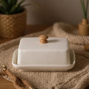 Elegante Mantequillera con Tapa de Madera y Perilla, Bandeja Profunda para Servir, Acabado Liso y Brillante, Almacenamiento de Mantequilla con Estilo para la Mesa de Cocina - Product Image 3