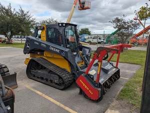 รถตักดินขนาดเล็ก John Deere 333G รุ่นมืออาชีพ พร้อมหัวบดไม้สำหรับงานป่าไม้ ขายพร้อมอุปกรณ์เสริมที่ทนทาน เหมาะสำหรับงานก่อสร้าง - Product Image 4