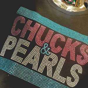 Camiseta de Algodón para Mujer con Diseño Personalizado de Chucks and Pearls, Manga Corta, con Pedrería, Gráfico Brillante, Estilo Casual y Moderno - Product Image 3