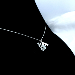 Collar Personalizable Unisex Minimalista con Inicial de Mariposa en Plata de Ley 925 y Moissanita - Product Image 3