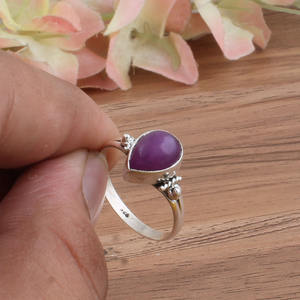 แหวนหยกสีม่วงธรรมชาติเงินแท้ ดีไซน์เรียบหรูคลาสสิกสำหรับงานแต่งงาน ประดับพลอยเจียระไน พร้อมใบรับรองจากผู้เชี่ยวชาญสำหรับผู้หญิง - Product Image 2