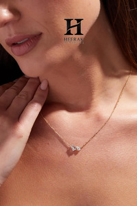Collier Toi et Moi en or jaune 14 carats avec pendentif asymétrique à deux pierres, diamants taille émeraude et poire, bijoux en diamants de laboratoire - Product Image 1