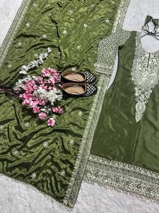 Dernière collection de Kurta / Kurti traditionnels en soie verte pour fêtes et mariages indiens, modèle best-seller, confectionné à partir de matériaux recyclés, prêt à porter - Product Image 4