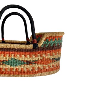 Panier à langer traditionnel en jonc de mer à motifs diamants ethniques, avec panier à langer pour enfant en rotin et poignées noires, idéal pour le marché. - Product Image 2