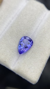 Pierre de Tanzanite Naturelle Certifiée, Coupe Poire, Couleur et Lueur Exceptionnelles, Zoisite Naturelle, 2,14 Carats, Propre à la Loupe - Product Image 2