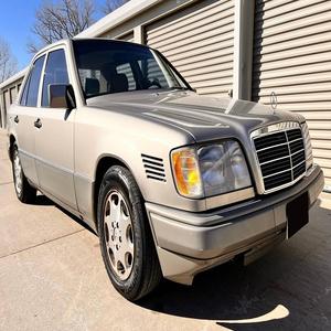 Mercedes-Benz E-300D Sedán de 1995 - Product Image 2