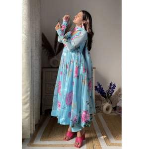 CONJUNTO TRAJE ORGANZA ESTAMPADO FLORAL AZUL CIELO ANISKA - Product Image 5