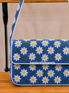 Sac à bandoulière de luxe fait main en perles florales bleues marguerites avec rabat magnétique et personnalisation du logo disponible - Product Image 3