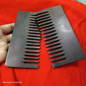 หวีไม้กระถินคุณภาพส่งออก สีไม้เข้ม อุปกรณ์นวดเสริมความงามด้วยไม้ หวีดูแลเส้นผม ราคาประหยัด - Product Image 6