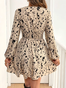 Minivestido beige con estampado de leopardo, cuello en V, manga larga, cintura fruncida, corte en A, informal, para fiesta - Product Image 2