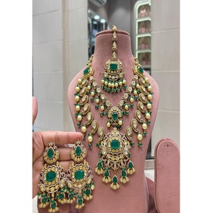 ชุดสร้อยคอพร้อมต่างหูและจี้ประดับมอยส์ซาไนต์ชุบทองคุณภาพพรีเมียมระดับราชวงศ์ ดีไซน์ทันสมัย เหมาะสำหรับงานแต่งงานและงานปาร์ตี้สำหรับผู้หญิง - Product Image 2