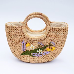 Bolso de Jacinto de Agua Tejido en Forma de Media Luna con Asa de Ratán – Flores Bordadas a Mano con Cinta de Alta Calidad - Product Image 6