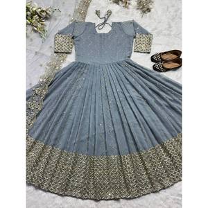 Robe de soirée pour femmes de créateur avec un bel ensemble Dupatta - Product Image 3