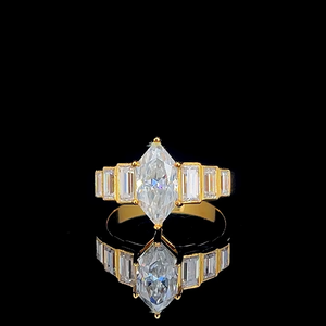 Anillo de Compromiso de Diamante de Laboratorio Marquise de Diseño con Diamantes Baguette, Oro Amarillo de 14K, Claridad VVS-VS, de Fabricante Indio - Product Image 1