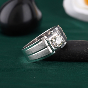 แหวนแต่งงานผู้ชายทอง 14K ประดับเพชรทรงกลมเพาะเลี้ยงในห้องปฏิบัติการ ความใส VVS2 ตัวเรือนแบบหนามเตยและขอบเพชร งานจิวเวลรี่ชั้นดี - Product Image 3